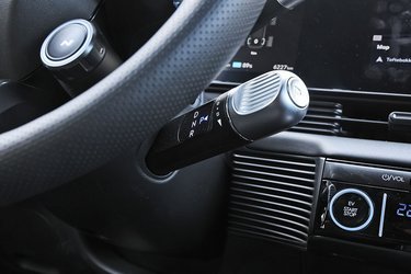 Gearvælgeren er gemt bag rattet og er let at finde og betjene under kørslen. Men du bruger den ikke til de falske gearskift, de sker faktisk automatisk under accelerationen. 