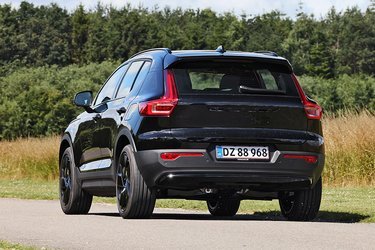 Selv VOLVO-navnet på bagklappen er skrevet i sorte bogstaver på sort baggrund. Derved adskiller denne udgave sig markant fra Volvos traditionelle mere lyse farver og hyppige brug af krom-detaljer.