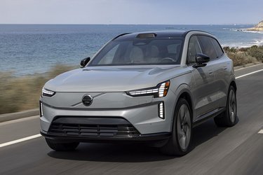 Volvo EX90 er en ny elbil og er samtidig flagskibet fra det svensk/kinesiske bilmærke. Bulen over forruden er en lidar, der kan se trafikken foran bilen også i mørke.