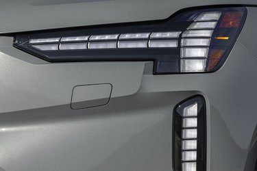 Forlygterne er af LED-typen med matrix-funktion, så de ikke blænder modkørende. De har synligt opdelte lysfelter, og de udfører en flot grafisk velkomsthilsen, når man i mørke nærmer sig bilen med sin mobiltelefon, der fungerer som nøgle til bilen.