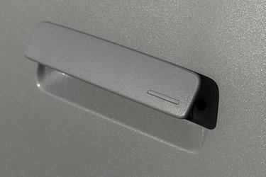 Dørhåndtagene vipper ud, men forbliver ude, så længe bilen ikke er låst. Dermed er det let at komme ind i bilen, selvom man ikke har nøglen på sig, hvilket er smart på en ladestation eller ved at kort pitstop.