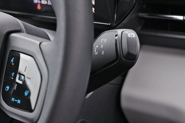 Gearvælgeren er placeret som en vrideknap for enden af armen foran rattets højre side. Det er samme type som den, der anvendes i en VW ID.4.
