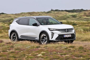 Renault Scenic er på mange måder en forvokset Megane og byder særligt på fremragende pladsforhold ved bagsædet. Bilen er kåret til Car of the Year 2024.