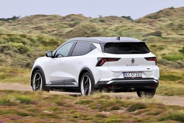 Bagpå står der SCENIC med store bogstaver på bagklappen, der også rummer det nye Renault logo. Tofarvet lakering er ekstraudstyr til 10.000 kr.