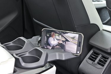 Midterarmlænet har holdere til mobiltelefoner eller en iPad, så underholdningen er sikret for bagsædepassagererne, når man kører langt.