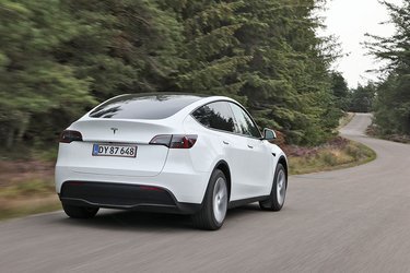 Tesla Model Y har rene linjer og et design med runde, bløde designlinjer, hvor bagruden og glastaget nærmest går ud i et. Vi savner en bagrudevisker.