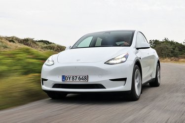 Fronten er designet med den typiske Tesla-form uden nogen form for synlige luftindtag. Trods den lave front er det blevet muligt at indbygge en frunk under forklappen.