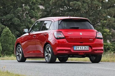 Swift sælges kun som femdørs hatchback, tidligere generationer kunne også fås med blot tre døre. Der er også kun én motorvariant, som er en 1.2-liters uden turbolader og med blot 82 hk. Vi savner lidt kræfter i den, men den kører langt på literen.