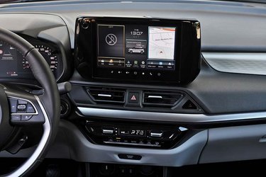 Skærmen er opgraderet til en sag på hele ni tommer. Her er trådløs bluetooth-opkobling samt Android Auto og Apple CarPlay. Der er også indbygget navigation, men det fungerer ikke så intuitivt som Google Maps eller Apple Kort. Basismodellen har i øvrigt blot to højttalere, mens de øvrige modeller har seks højttalere.