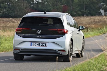 Der er tale om en ret høj bil, og bag bagklappen er der et bagagerum på 385 liter. Desværre må VW ID.3 ikke udstyres med et anhængertræk.