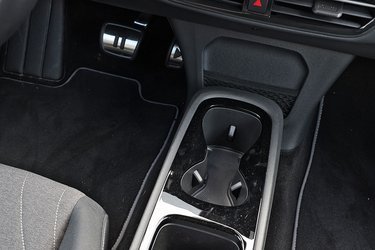 I en VW ID.3 er gearvælgeren placeret oppe ved rattet, og det giver plads til et par gode kopholdere og øvrig fralægningsplads mellem forsæderne.