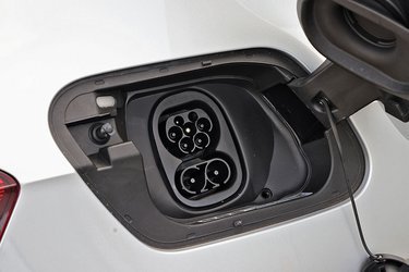 Ladestikket er placeret ved højre baghjul. Her kan man hjemme lade med op til 11 kW (tre faser), og på farten kan man DC-lade bilen med op til 165 kW. Det sidste giver en ladetid på 24 minutter fra 10 til 80 procent.