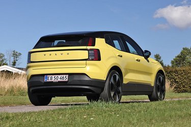 Designet er moderne, og med de nye VOLVO-bogstaver på bagklappen er EX30 tydeligvis med i den nyeste generation af mærkets modeller.