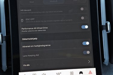På skærmen skal man aktivt ind og vælge menupunktet ’Performance All-Wheel Drive’, hvis man vil have fornøjelsen af alle motorens hestekræfter. Ellers kører den med stærkt nedsat effekt, hvilket er en god disposition.