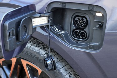 Ladestikket gør det muligt at lade med op til 11 kW hjemme og med 50 kW fra en DC-lader, når man er på farten. Det er meget usædvanligt og gør Cupra Terramar til en af de mest avancerede plugin-hybrider på markedet.