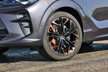 Dæk i dimensionen 255/40 R20 er sammen med de særlige COPPER-fælge ekstraudstyr til i alt 12.480 kr.