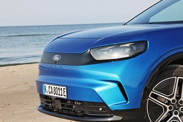Fortil er CAPRI-navnet indstøbt som en del af stødfangeren. Det er en sjælden detalje, som giver bilen en egen og ganske synlig identitet.