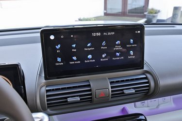 Skærmmenuen er ikke den nyeste version med widgets, men mere klassisk, hvor man vælger, hvad man vil se på skærmen. Der er ikke trådløs Apple CarPlay eller Android Auto. 