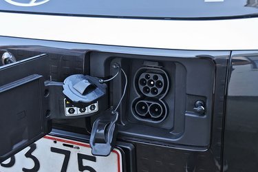 Der findes to batteristørrelser, og begge kan lade med tre faser, så man uden problemer kan få ladet batterierne på henholdsvis 42 og 49 kWh op i løbet af natten. Hurtig ladning kan foregå med op til henholdsvis 74 og 85 kW, når man skal lade på langtur. 