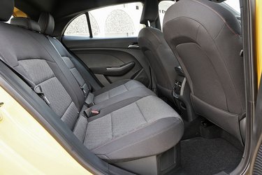 Et klart plus er friskluftdyserne til bagsædepassagererne. Det er sjældent, vi ser det i minibiler, men det er standard på Comfort- og Luxury-versionerne. Benpladsen kunne godt være bedre, og MG 3 er ikke blandt de mest rummelige i minibilklassen.