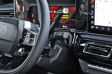 Tre stilke bag rattets højre side er næsten for meget af det gode. Den nederste styrer radioen, den i midten styrer viskerne, og øverst er gearvælgeren. Den tætte placering giver risiko for fejlbetjening.