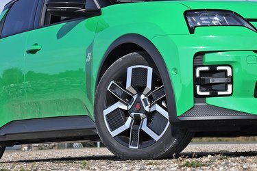 Alle udgaver af Renault 5 bliver leveret med 18-tommerhjul. Fælgenens design og materiale afhænger af udstyrsniveauet, og her er det fælgen til topudgaven Iconic.