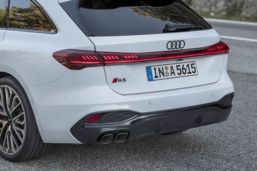 Baglygterne kan fås i to udgaver. Her er det topudgaven med lygter i OLED-teknologien, hvor i alt 60 felter i hver side kan variere form og lysintensitet, så lygten på den måde kan skifte karakter alt efter den aktuelle køresituation.
