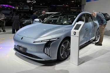 Forthing er et kinesisk mærke, der nu er med på en europæisk biludstilling for anden gang. Det er uklart, hvornår mærket begynder at sælge bilerne. Forthing indgår i Dongfeng-koncernen.