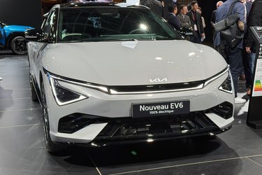 Kia EV6 vises i en faceliftet udgave, hvor der både er sket noget kosmetisk og noget teknisk. Bl.a. er batteriet blevet større.