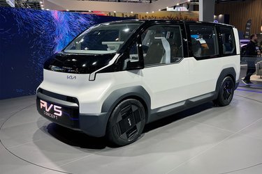 Kia bevæger sig ind på markedet for varevogne med en hel stribe elmodeller. I Paris vises en minibusudgave.