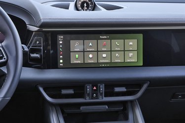 Porsches skærm er stor, placeret højt oppe og ganske enkel i menustrukturen. Især set i forhold til hvor mange funktioner man kan indstille i en Macan. 