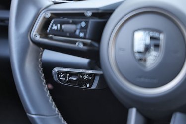 Et tydeligt tegn på at Macan er en forklædt Audi, er fartpiloten, der betjenes som i en Q6 e-tron og ikke som i en Taycan. Det er blot et spørgsmål om at vippe op eller frem for at køre hurtigere – underligt at de ikke har kunne ensrette betjeningen til Porsche-standard. 
