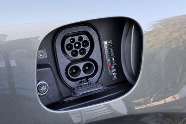 Macan kan lade med op til 270 kW, det er næsten lige så kraftigt som den faceliftede udgave af Taycan. Det gør det let at forlænge rækkevidden på langtur, og det er en klar styrke ved modellen. 
