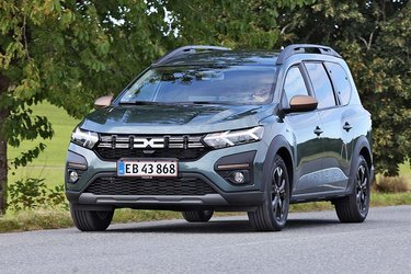 Dacia Jogger er nu kommet i en udgave med hybridteknik og plads til syv personer. Prisen begynder ved 300.000 kr.