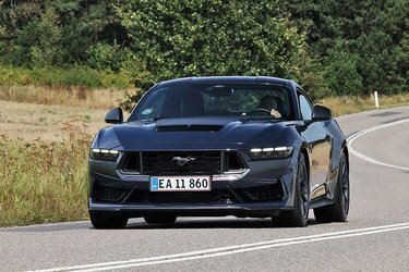 Med luftindtag i motorhjelmen og en front nærmest helt i sort er Dark Horse-versionen af Ford Mustang en bil med et bistert udtryk. Her ser den fin ud på landevejen, men svingegenskaberne er ikke imponerende. Det er accelerationen og ikke mindst bulderet fra V8-motoren, der gør indtryk.