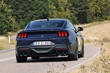 Med fire enormt store udstødningsrør holder Ford fast i muskelbil-fortællingen med den seneste udgave af Mustang. Det er ikke en bil for dem, som ønsker at være anonyme i trafikken, for både design og lyd gør, at man skaber en scene, uanset hvor man dukker op.  