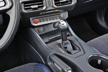 Automatgearet med 10 trin virker malplaceret. Nuvel, nærmest alle amerikanerbiler har automatgear, men med så mange gear at vælge imellem bliver bilen forvirret og skifter i et væk. Det passer dårligt til motorens karakteristik. Gå i stedet efter den sekstrins manuelle gearkasse, og få større glæde af bilens V8-motor.  