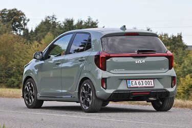 Bagtil har Picanto fået et designløft, hvor baglygterne er mere moderne udformet og så er der en rød led-stribe, der dog kun næsten rammer mellem de to baglygter. Picanto fås kun med fem døre, og den findes dermed fortsat ikke i en 3-dørsversion.  