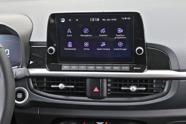 Trykskærmen er på 8” og er den samme i alle udstyrsniveauer af Picanto. Den har Android Auto og Apple CarPlay, men begge dele virker kun med kabel. Der fremtoner også et bakkamera på skærmen, og det endda med dynamiske drejelinjer. 