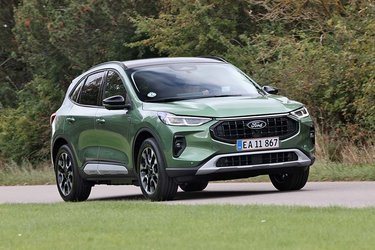 Ford Kuga har fået et nænsomt facelift med en ny type forlygter og i topversionen et lysbånd mellem forlygterne. Priserne begynder ved 340.000 kr. for en plugin-hybrid med et batteri, der tillader op til 69 km kørsel på el alene.