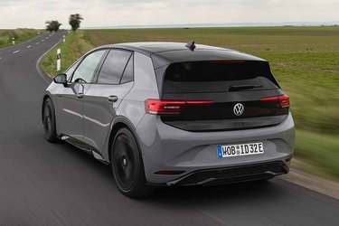 Den blanke, sorte diffuser i bunden af kofangeren findes kun på GTX-varianten. Men det er nok nemmere at spotte, at ID.3-skiltet under VW-logoet er skiftet ud med et GTX-skilt, også selvom det sidder diskret på den sorte bagklap. 