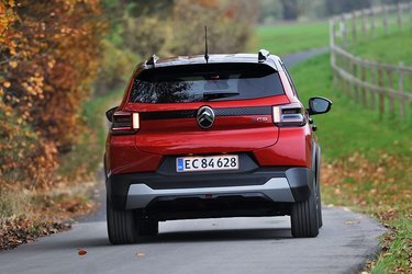 Tagræling er standard, mens soltag ikke fås. Bagruden er udstyret med bagrudevisker, og bilen må udstyres med anhængertræk og må trække op til 550 kg.