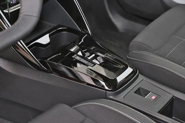 Gearvælgereen er placeret mellem forsæderne. Selvom den er udformet som i de dyrere elbiler fra bl.a. Citroën, så fungerer den ikke lige så godt. Ofte skal man bevæge den to gange, før den registrerer, hvad man vil.