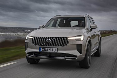 2025-udgaven af Volvo XC90 kendes bl.a. på den nye front med nye former på forlygterne og den nye front med diagonale ribber. Der er tale om et facelift, og priserne for plugin-hybriden T8 begynder lidt over en mio. kroner.