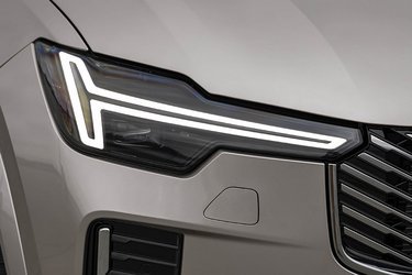 Forlygterne er nydesignede med en nyfortolkning af det, Volvo har kaldt „Thors hammer“. De giver en mere skarpt optegnet silhuet i dagtimerne.