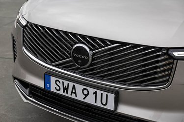 Kølergrillen er redesignet med skrå ribber, der følger det ikoniske tværbånd, som alle Volvo-biler er udrustet med. Grillen fås i denne krom-udgave eller i en sort-farvet version.