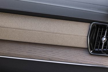 Langs instrumentbordet er der nu træpaneler og et panel med stofbeklædning, som matcher de materialer, man har valgt til sæderne. Det er med til at løfte kvalitetsoplevelsen af bilen.