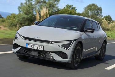 Den opdaterede Kia EV6 har fået nye forlygter, der giver bilen et mere moderne udtryk. Priserne begynder ved 325.000 kr.