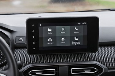 8”-skærmen er standard på Expression-udgaven. Der er ikke navigation i den, men du kan bruge din Android- eller Apple-mobil til at spejle en mobil navigationsapp. Du kan også tilkøbe navigation til bilen for 9.500 kr. inklusiv tre års kortopdateringer. Her er pengene bedre givet ud på at opgradere din mobil, hvis din nuværende ikke kan klare opgaven.