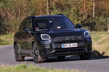 Mini Countryman er klar i denne tredje generation. Priserne begynder ved 440.000 kr., men prisen stikker hurtigt af, hvis man lader sig friste af de mange muligheder for udstyr og design. Denne udgave koster således tæt på 530.000 kr.